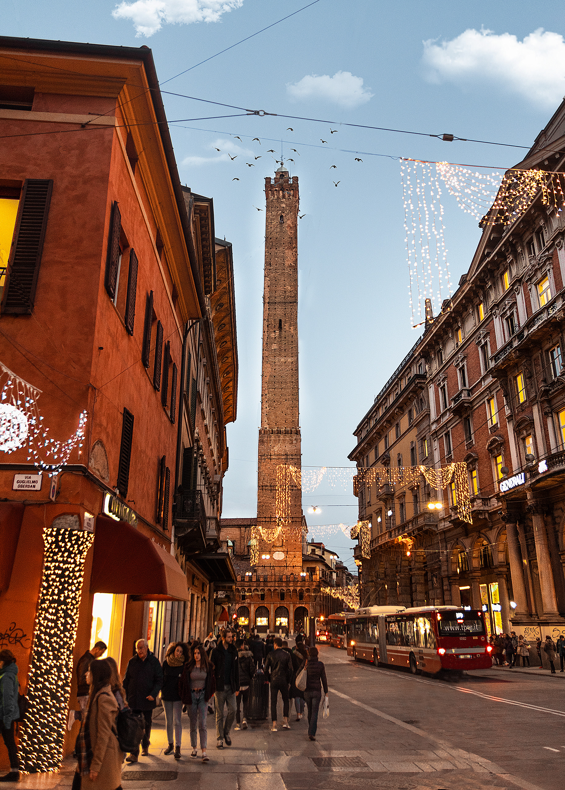 Vistas de una de las imponentes Due Torri de Bologna, ciudad vecina