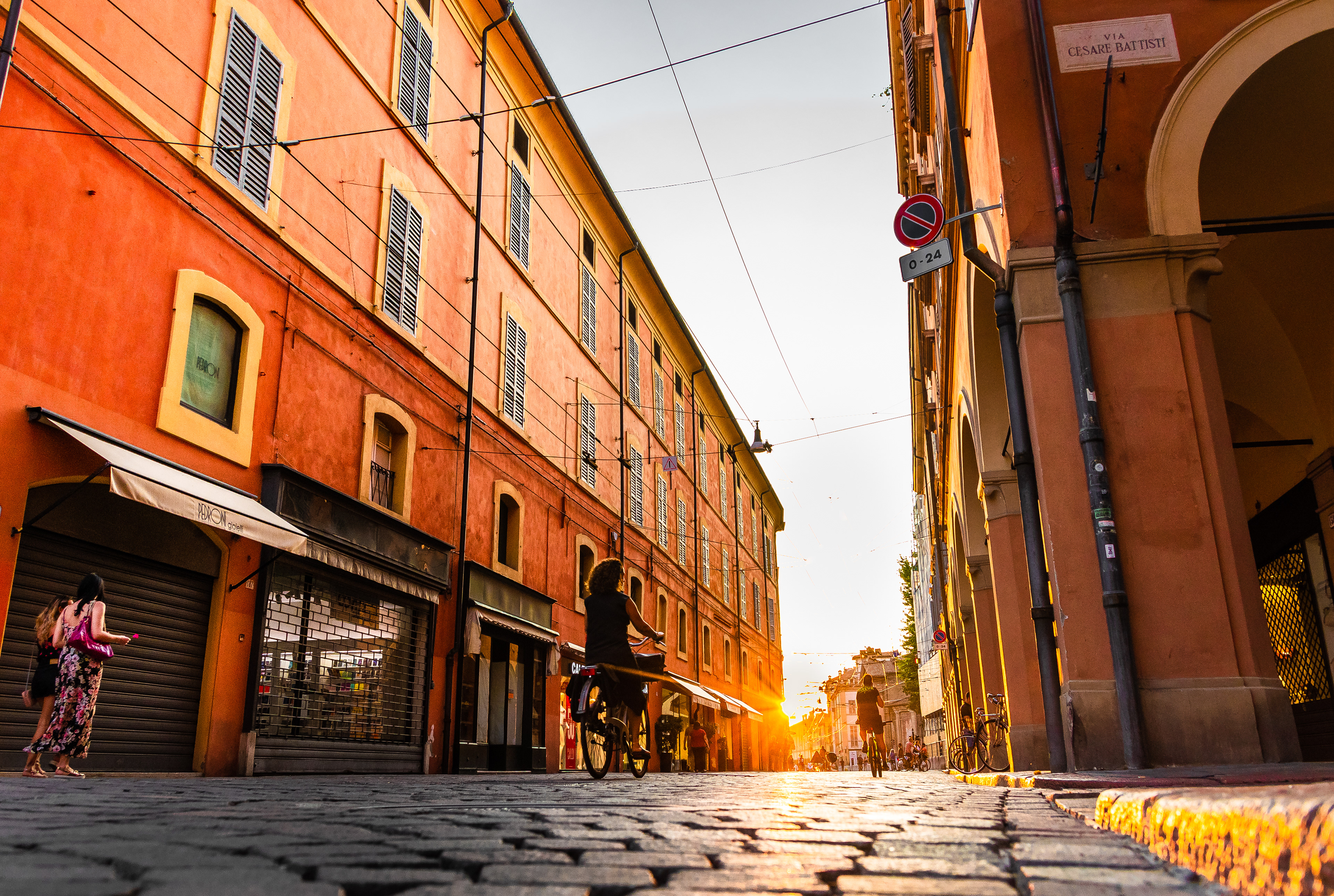 Atardece en Via Emilia, corazón vibrante de la ciudad