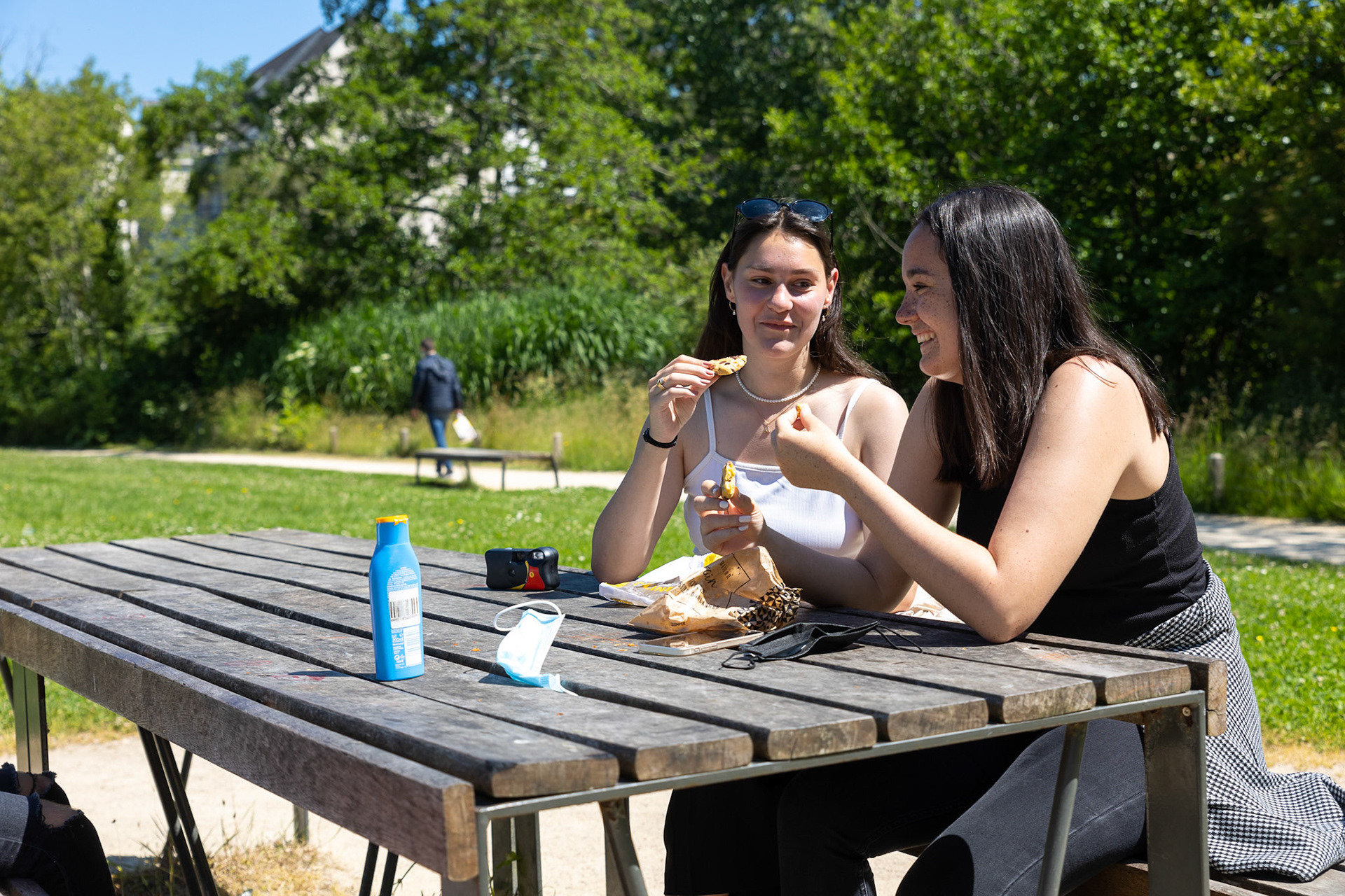 Des jeunes déjeunent dans les espaces verts du parking de la Providence.