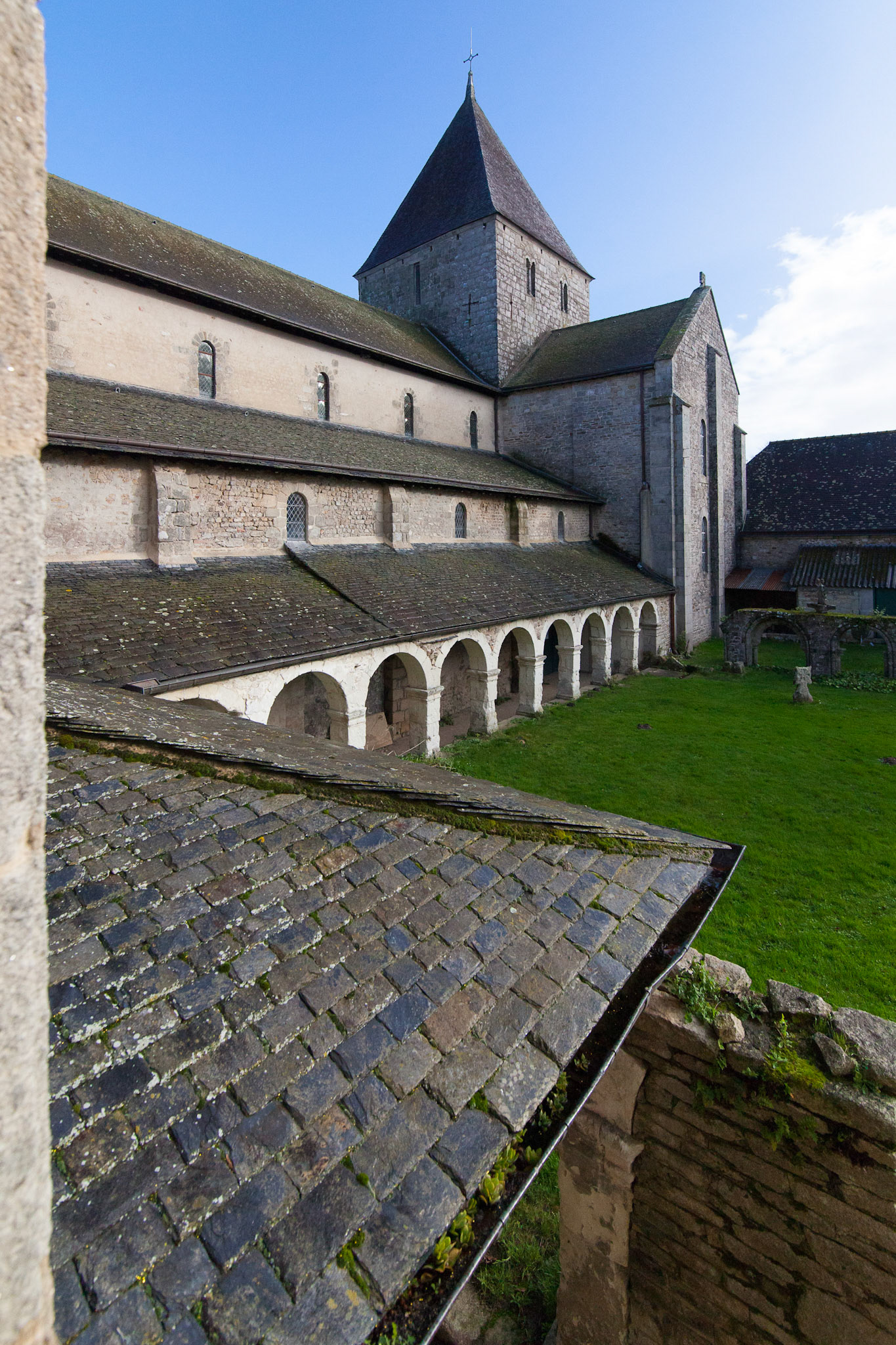 Vue de l'église de Locmaria et du Prieuré le 17 janvier 2018.
