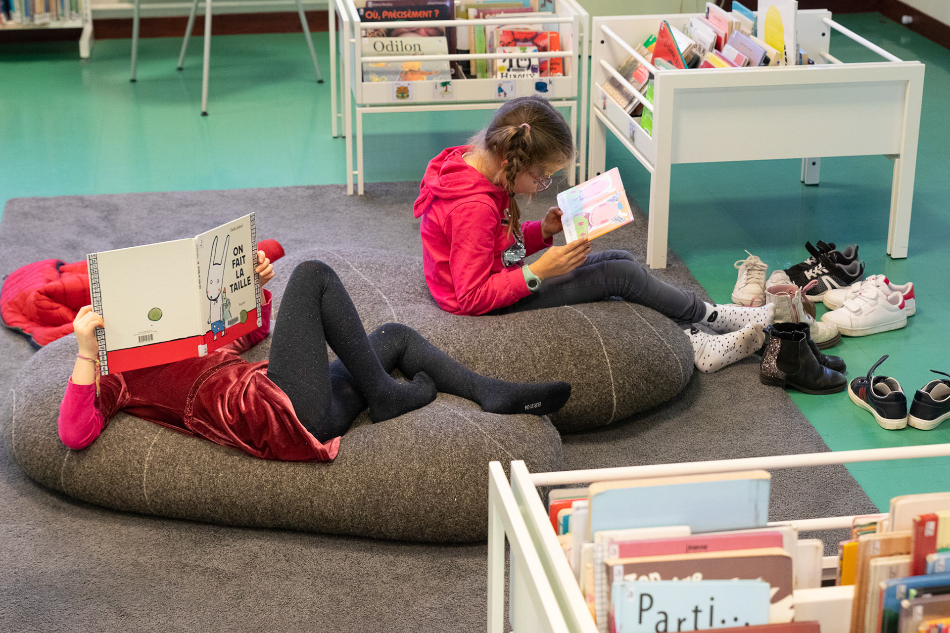 Dans enfants dans l'espace jeunesse de la médiathèque d'Ergué-Armel en novembre 2019.