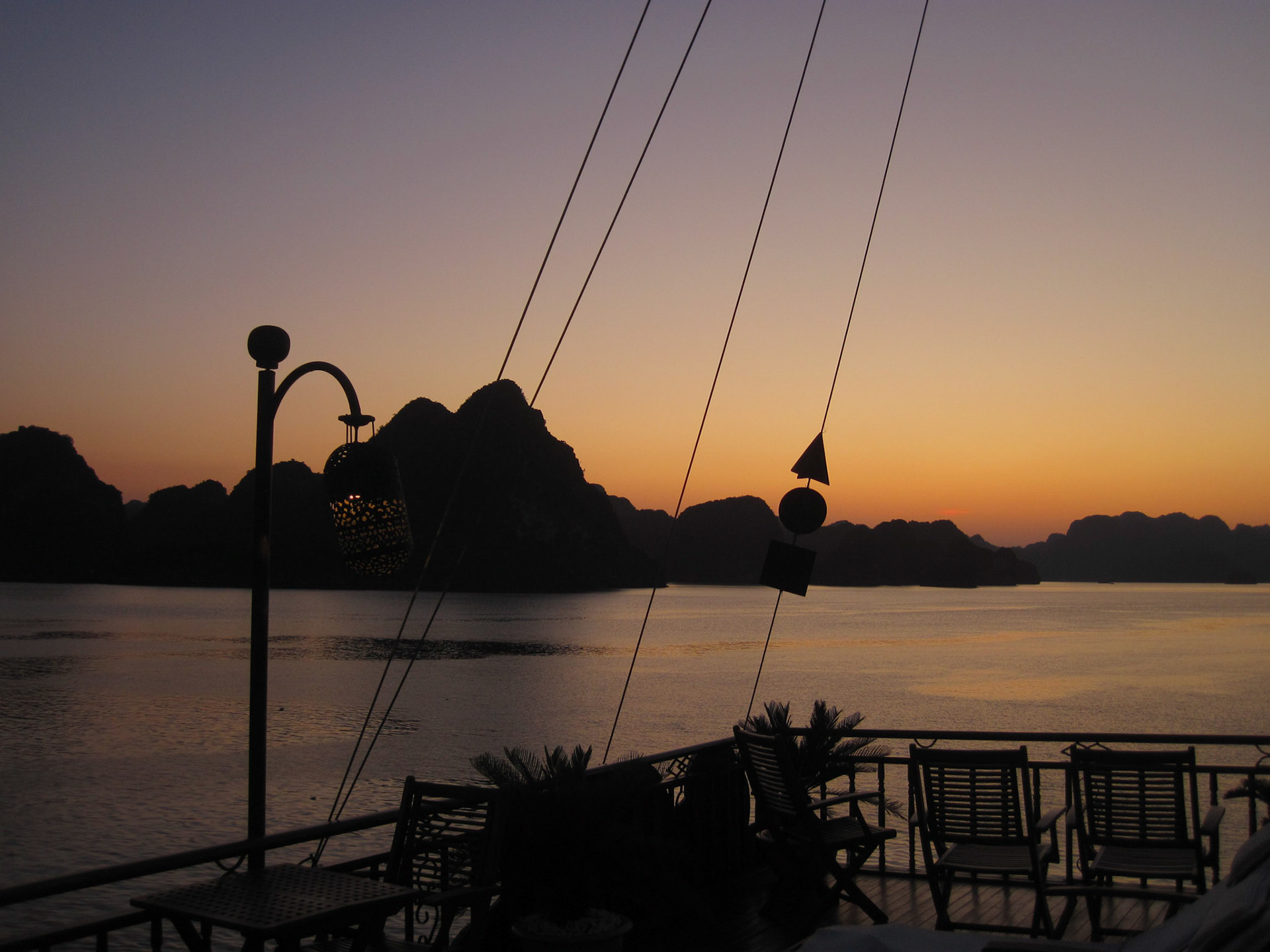 Sun setting, Halong Bay
