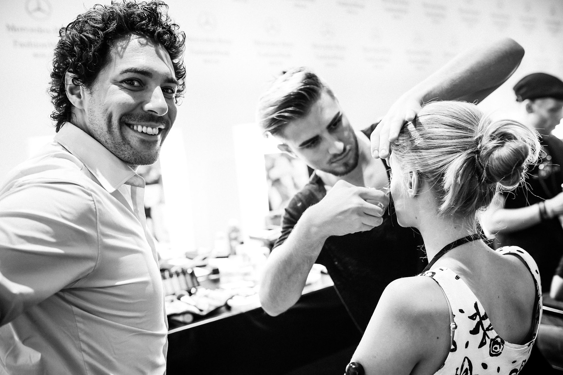 Für Maybelline hat Borris Burba den Aufwand hinter der Fashion Week in Berlin fotografisch fesgehalten. Als offizieller Backstage Fotograf stand er Boris Entrup stets zur Seite, um seine Arbeit zu dokumentieren, aber auch Skuriles und Schönes hat er vor seiner Linse inszeniert.