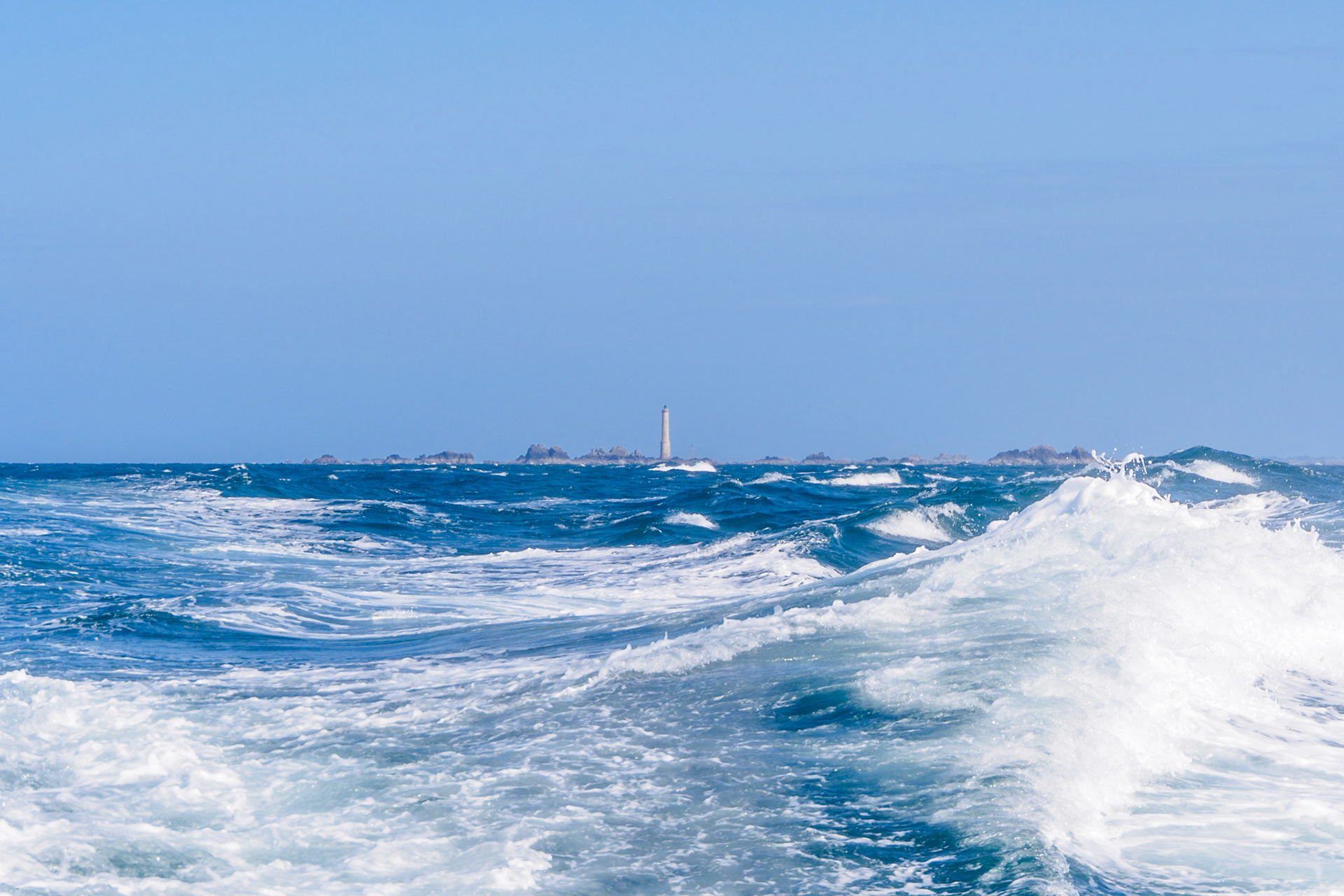 As we looked back, leaving Ile de Bréhat, the strong push from the boats motor, the water and the wind entertained us with a never ending variation of shapes.