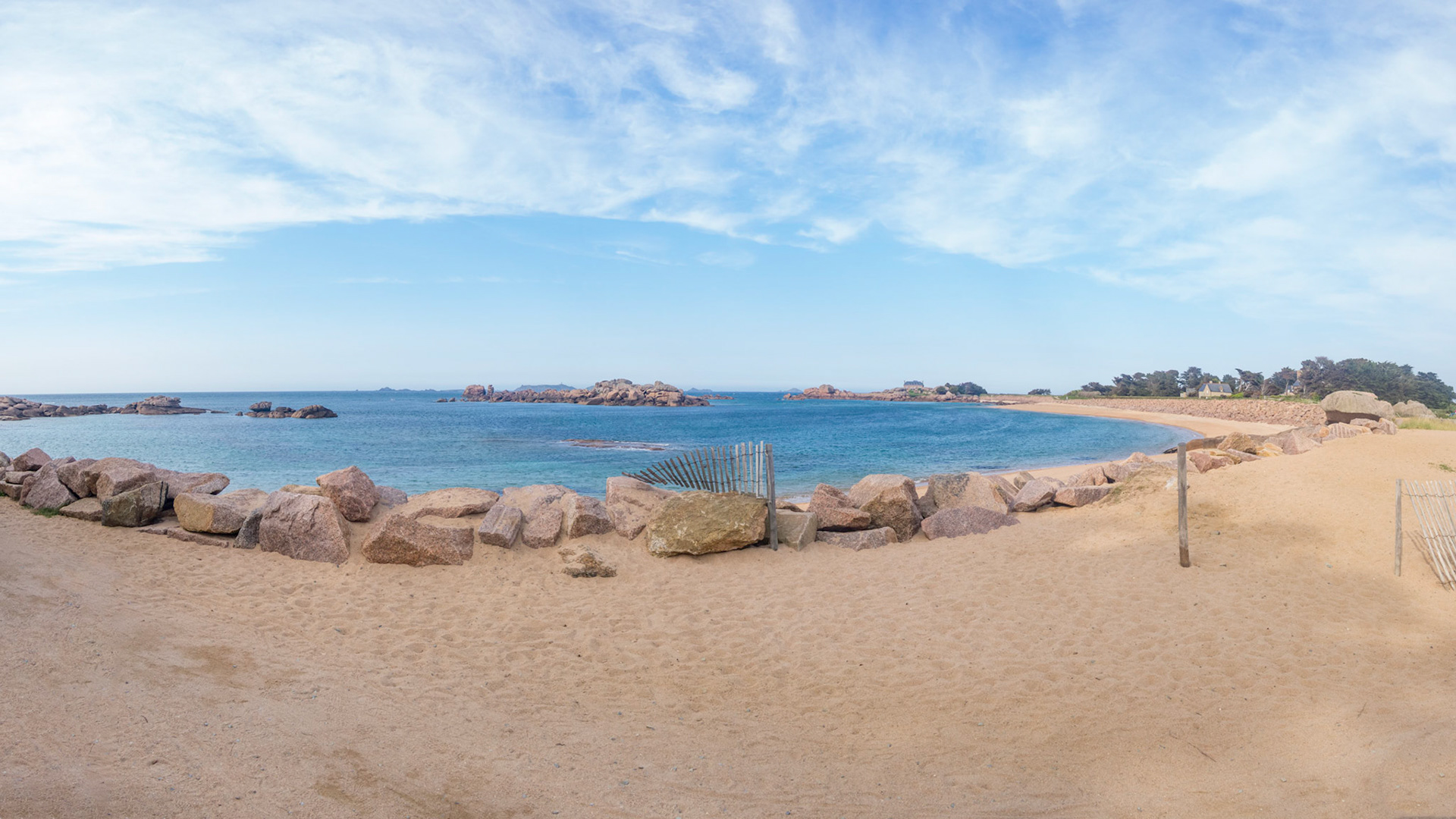 On the beach of Ile Renote, view towards the seven islands slight obstructed by nearby rocks, among which 'Le Gouffre' is the most recognizable in this image. (seen left of Ile aux Moines, a formation of a rock with a slender 'tower' to the right)