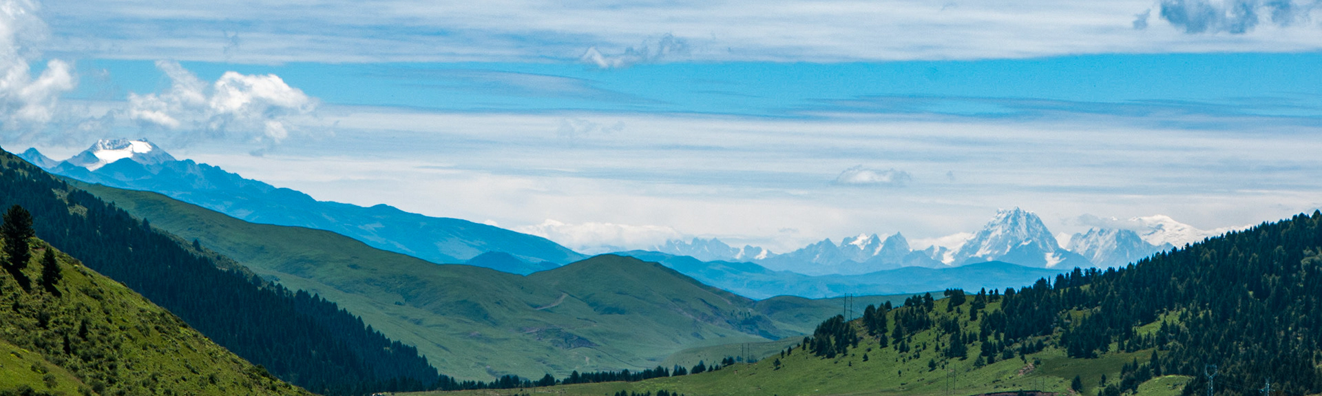 China, Eastern Tibet or Western Sichuan, also krown as Kham, mountain views along Route S303 north of Bamei