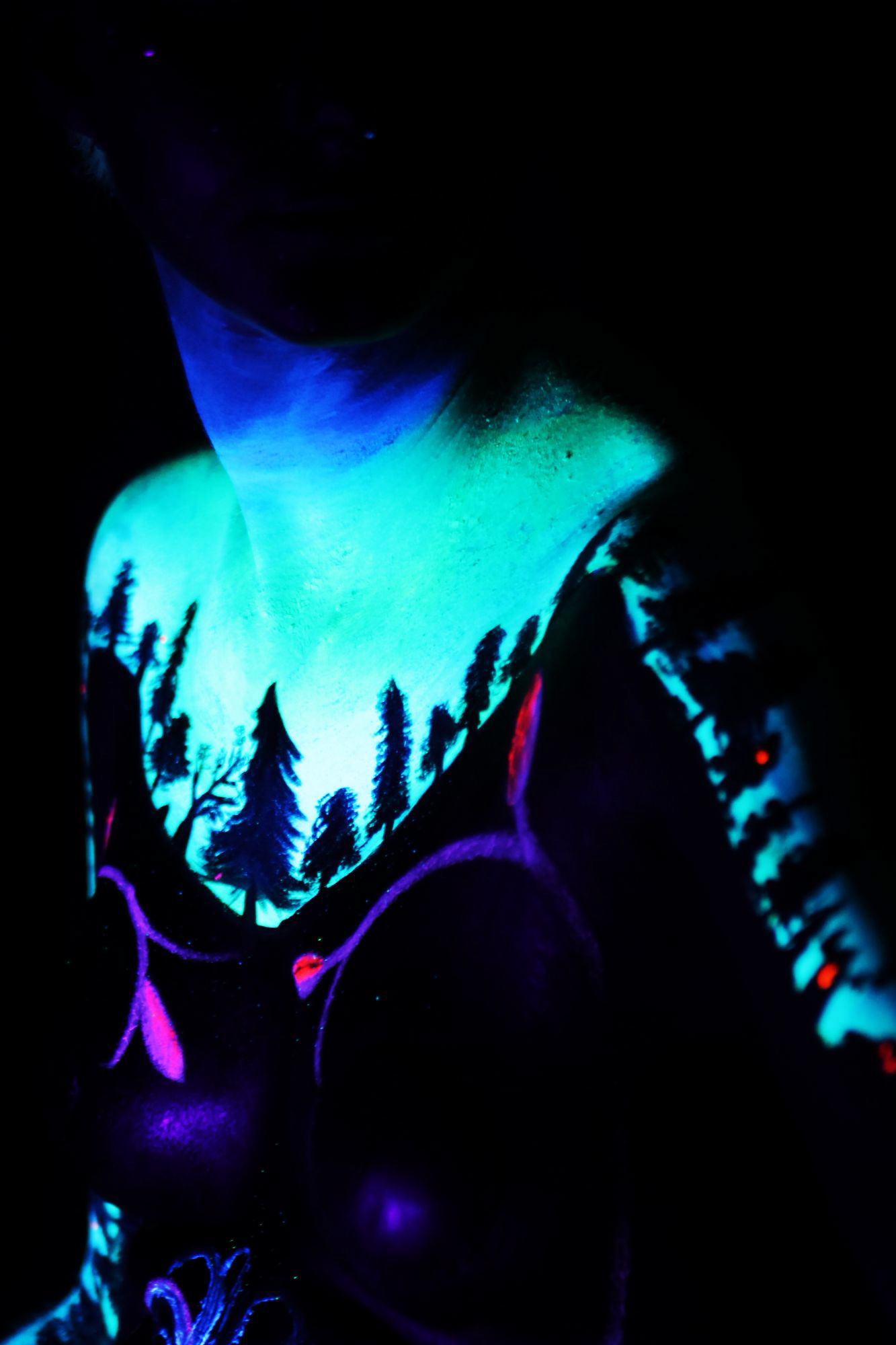 UV Bitterblossom Painting mit Modell Jess