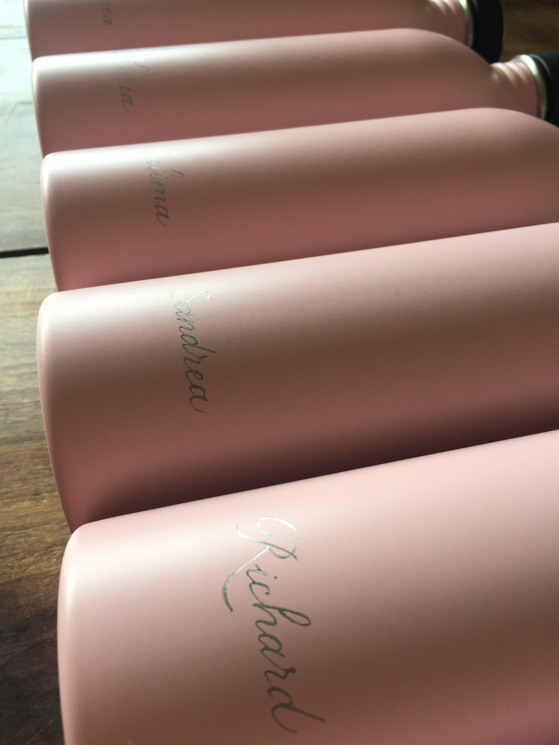 calligraphies gravées sur gourdes pour By Terry