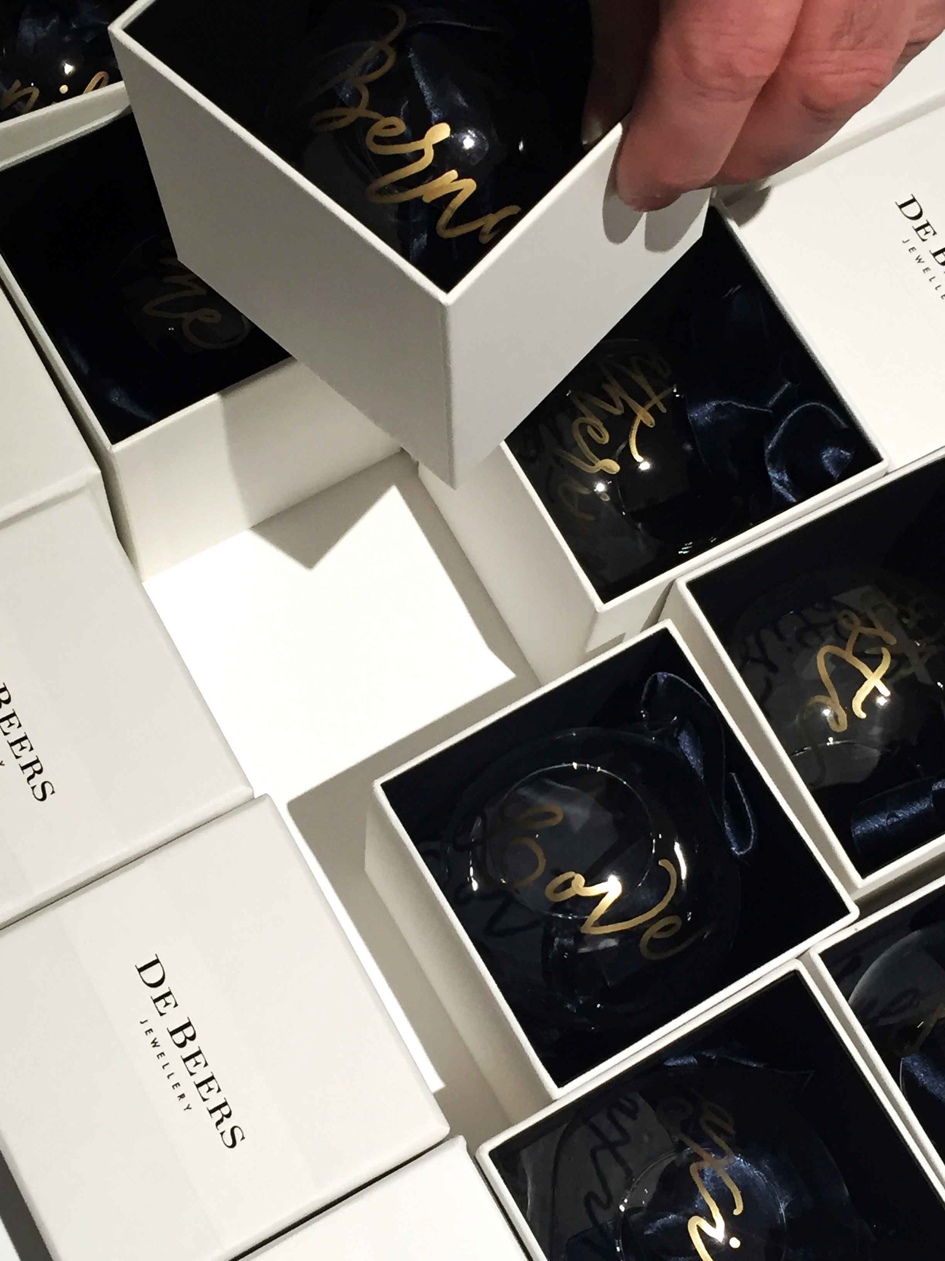 Calligraphie sur boules de Nöel au salon De Beers Vendôme à Paris