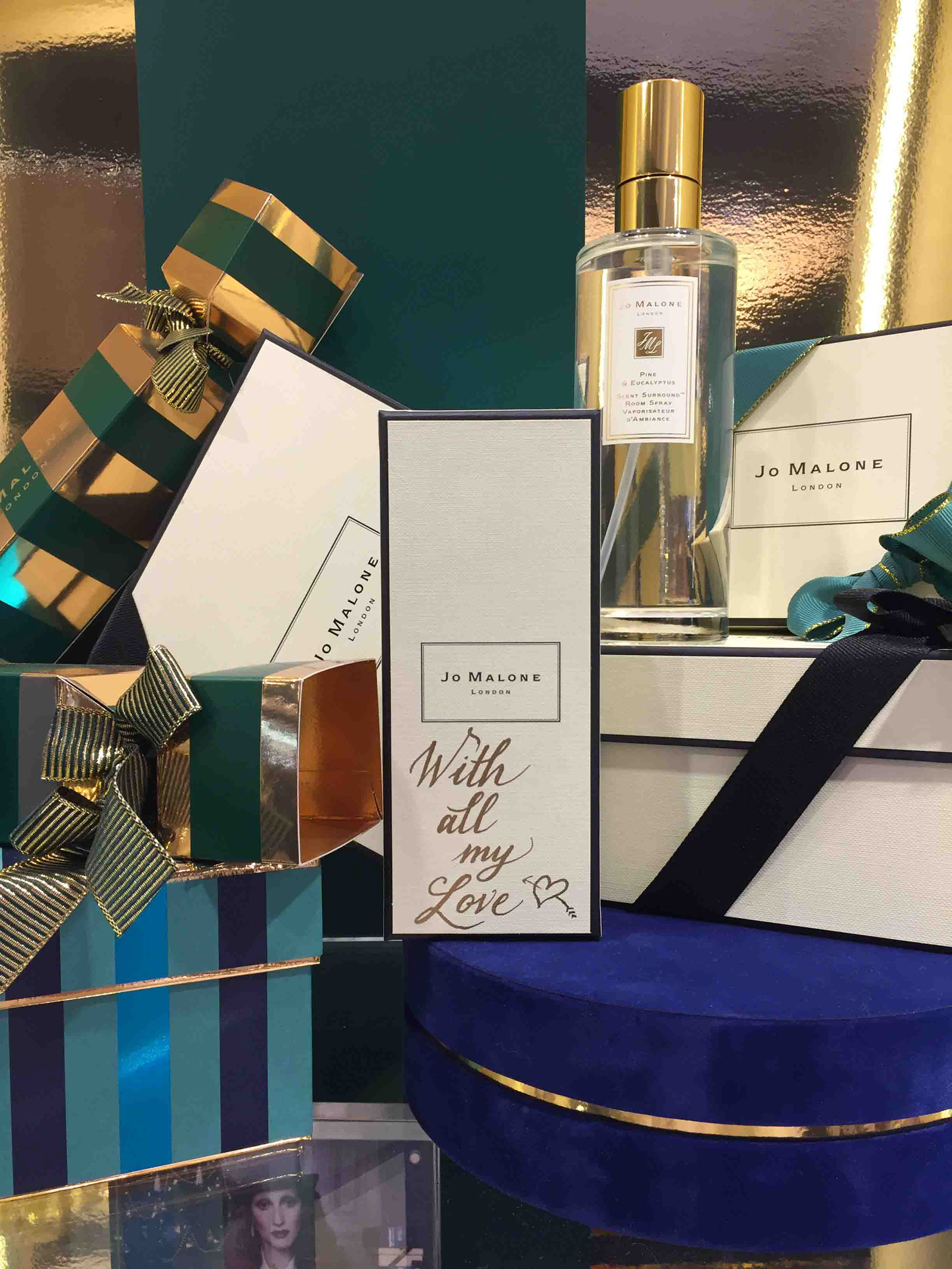 Calligraphie sur packaging Jo Malone au corner des Galeries Lafayette Haussmann Paris
